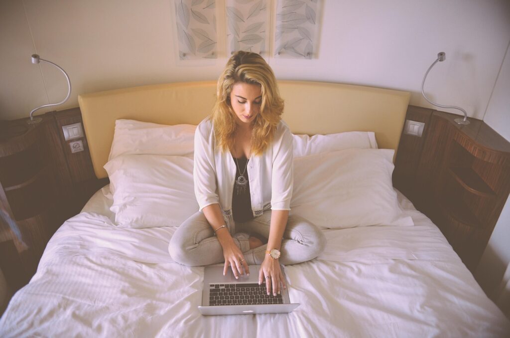 mulher, trabalhando, cama, computador portátil, digitando, fêmea, mulher de negócios, pessoa, computador, jovem, profissional, concentrado, brown negócios, brown computador, brown portátil, de trabalho castanhos, brown cama, brown empresa, mulher, trabalhando, trabalhando, cama, cama, cama, cama, cama, computador, profissional, profissional, profissional, profissional